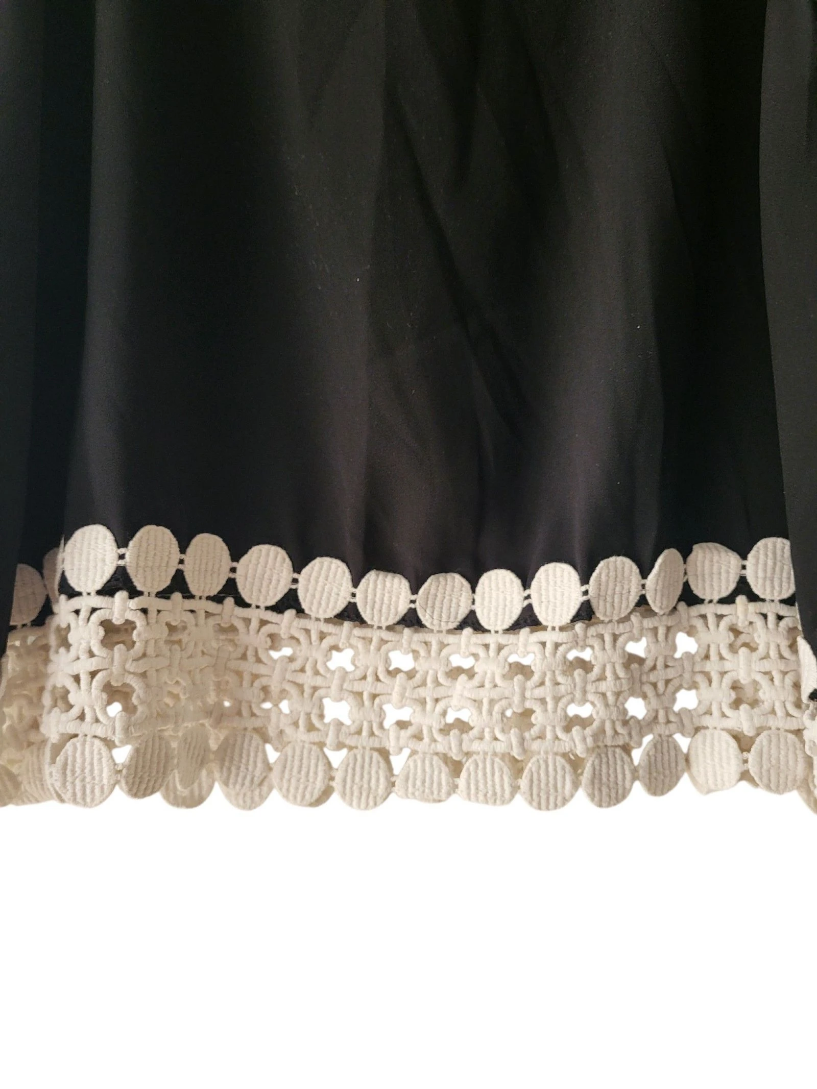 Blusa negra con encaje blanco  – photo 2